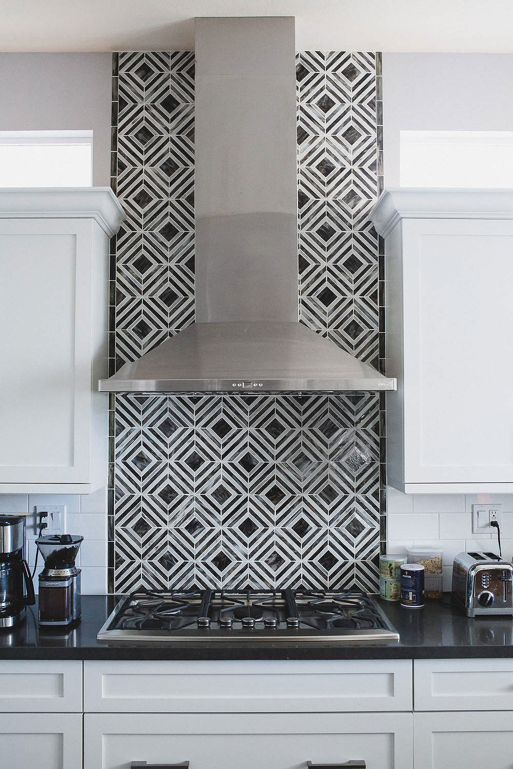 Featured image of post Black And White Backsplash Kitchen