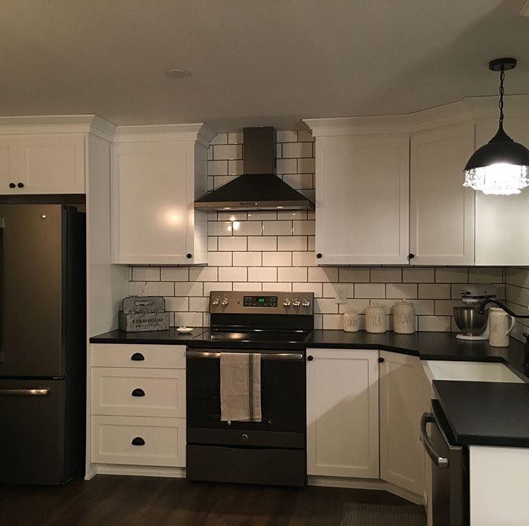 Featured image of post Black And White Backsplash With Black Countertops